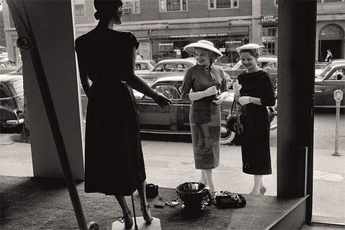 mondiart Schilderij schilderij Women looking at windowdisplay